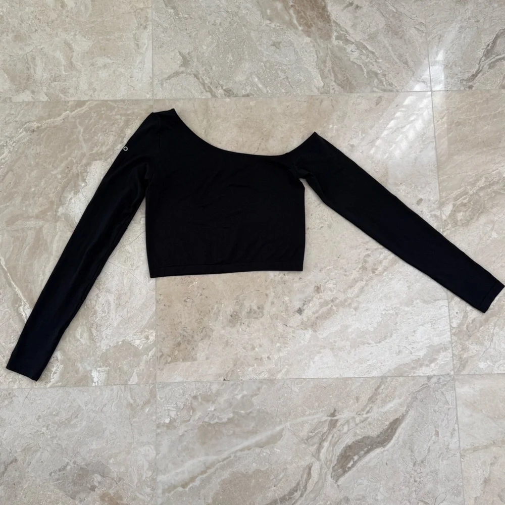 ALO Black Asymmetric Sheer Glow Long Sleeve Crop Top NWOT - Picture 4 of 6